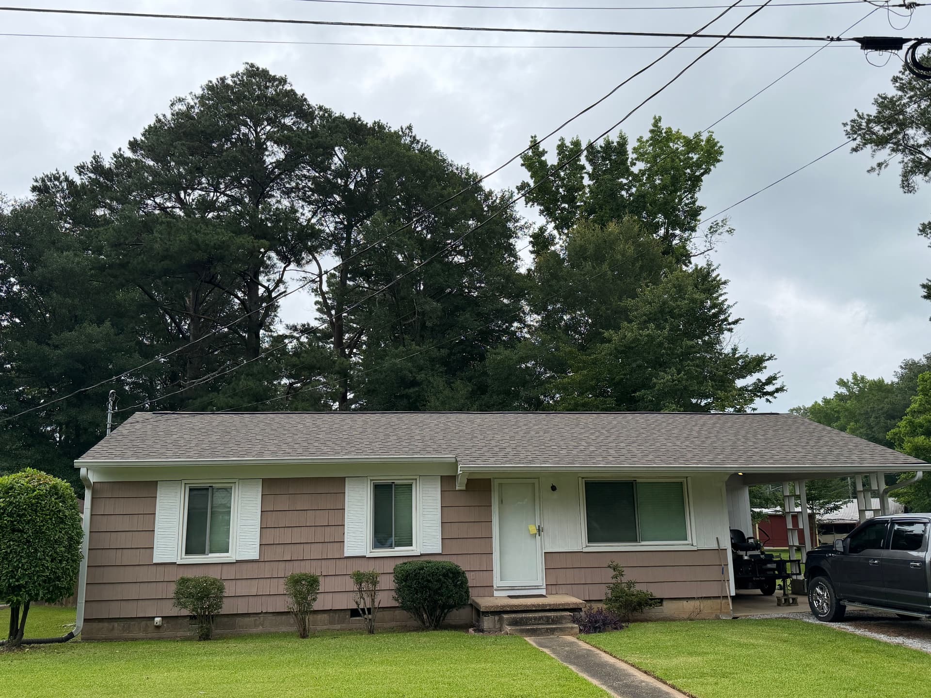 Complete Tear-Off and Shingle Reinstall on This Ranch Home image